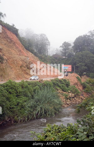 Erdrutsche, ausgelöst durch Monsunregen gefährden Straßenverkehr in die hohe reicht Munnar-Bergstation Idukki Kerala Süd-Indien Stockfoto