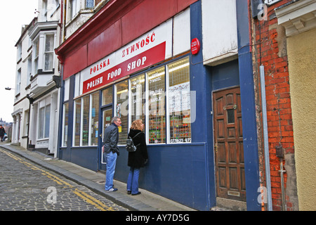 Polnische Lebensmittelgeschäft direkt an der Hauptstraße in Scarborough. Stockfoto