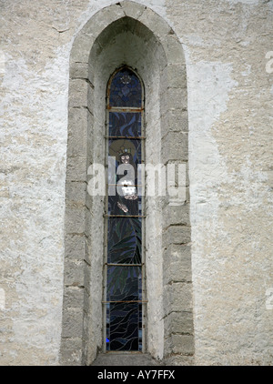 Fenster aus einer sehr alten Kirche in Estland Stockfoto