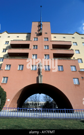 Karl Marx Hof mit Tor Ellenbogen Stockfoto