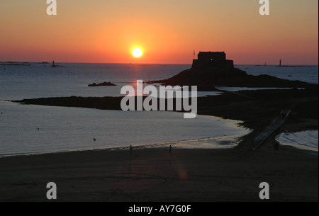 Sonnenuntergang am Grand sein Isle und Küste von Saint Malo Sant Maloù Breton Bretagne Ärmelkanal Westfrankreich Nordeuropa Stockfoto