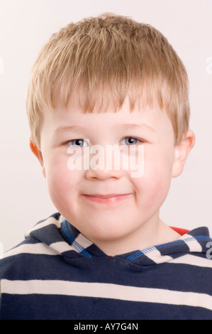 Studio-Porträt eines vier Jahre alten Jungen Stockfoto