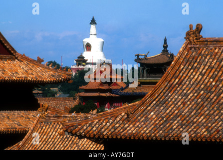 Dächern der verbotenen Stadt Rahmen tibetischen Stil Weiße Dagoba im Beihai-Park über Hofburg Mauern Stockfoto