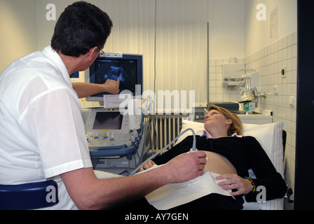 Eine Frau in einem 3D Ultraschall im dritten Monat der Schwangerschaft in einer Klinik in Langenfeld, Deutschland. Stockfoto