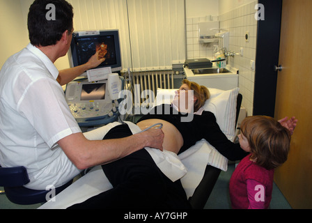 Eine Frau in einem 3D Ultraschall im dritten Monat der Schwangerschaft in einer Klinik in Langenfeld, Deutschland. Stockfoto