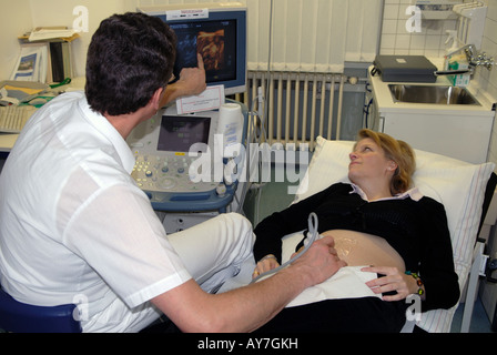 Eine Frau in einem 3D Ultraschall im dritten Monat der Schwangerschaft in einer Klinik in Langenfeld, Deutschland. Stockfoto