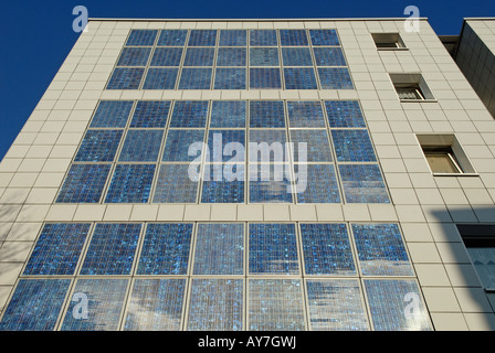 Solarzellen auf einer sozialen Wohnungsbau Wohnung block, Bocklemund, Köln, Nord Rhein Westfalen, Deutschland. Stockfoto