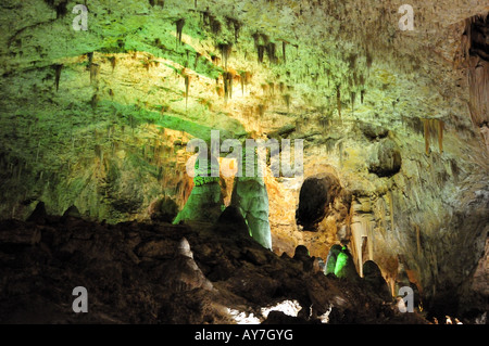 Stalagmiten und Stalaktiten in den großen Raum der Carlsbad Caverns National Park, New Mexico, USA. Stockfoto