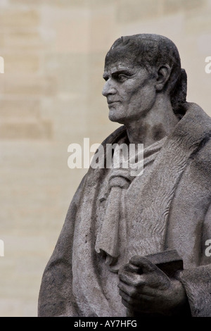 Statue von Rousseau auf der Place du Pantheon direkt vor dem Pantheon. Stockfoto