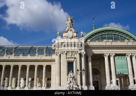 Grand Palais wurde für die Ausstellung Paris 1900 zur gleichen Zeit wie das Petit Palais gebaut. Stockfoto