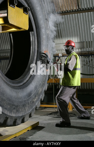 Vorbereitung Reifen vor der Reparatur der Auswirkungen von Caterpillar Haul Truck Bergbau Fahrzeug in Wartung Werkstatt zur Maximierung der Lebensdauer der Reifen Stockfoto