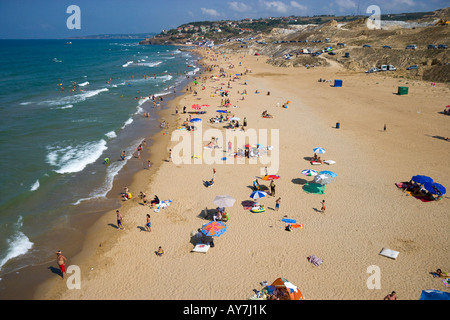 Menschen, die das Strandleben genießen und Schwimmen im Meer Antenne Gumusdere Schwarzmeer Küste von Istanbul Türkei Stockfoto