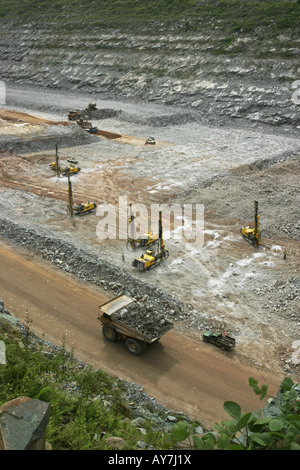 Oberfläche Tagebau Goldmine mit Beute Lkw unterwegs mit Erz und Bohren Rigs Vorbereitung für Strahl- und Bergbau, Ghana Stockfoto