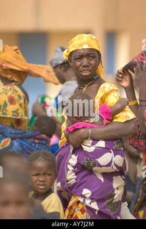 Hausa-Mutter und Kind Gesundheit Klinik laufen durch das rote Kreuz im Dorf von Dandoutchi Niger Westafrika Stockfoto