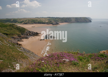 DREI Klippen Bucht, GOWER-Halbinsel, WEST GLAMORGAN, SOUTH WALES U.K an einem trüben Sommertag. Pennard Klippen im Hintergrund Stockfoto
