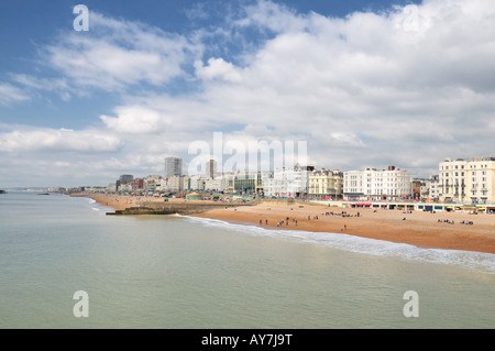 Brighton Beach und direkt am Meer - ein Blick von der Pier von Brighton, East Sussex, England Stockfoto