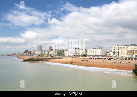 Brighton Beach und direkt am Meer - ein Blick von der Pier von Brighton, East Sussex, England Stockfoto