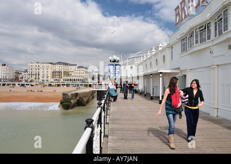 Menschen zu Fuß auf dem Holzsteg-Plattform auf der Pier von Brighton, Brighton, East Sussex, England - Sunny Day Stockfoto