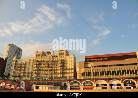 Brighton Seafront - der Blick auf das Brighton Centre und das Grand Hotel, East Sussex, England Stockfoto