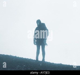 Einsame Tramper im Regen auf der Tongariro Crossing Tongariro National Park Nordinsel Neuseeland Stockfoto