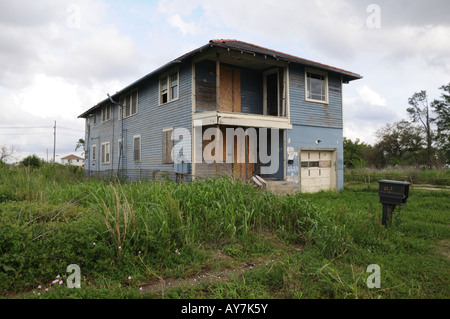 In der Nachmahd des Hurrikans Katrina die New Orleans am 29. August 2005 viele erschütterte im unteren 9. Bezirk Häuser wurden aufgegeben Stockfoto