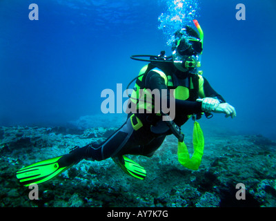 Taucher Unterwasser Tarierungskontrolle durchführen Stockfoto