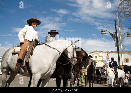 Pferde und Reiter auf der Fuengirola Feria, Andalusien, Costa Del Sol, Spanien Stockfoto