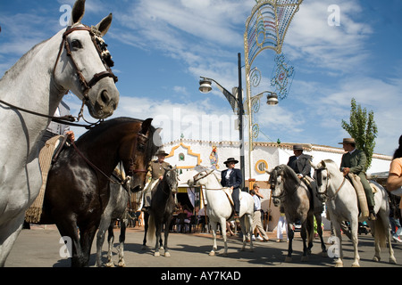 Pferde und Reiter in Fuengirola Feria – Spanien Stockfoto