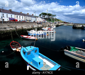 Glenarm, Waterfoot, Grafschaft Antrim, Irland, Angelboote/Fischerboote vertäut in einem Meer geschützten Kai an der irischen Küste Stockfoto