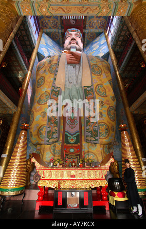 Eine 38 Meter hohe Idol von YuDi (Kaiser des Himmels) steht in den 'Ling Xiao Palast' Tai Wu See in Wuxi China Stockfoto