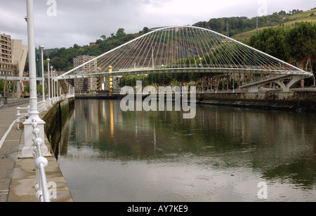 Panorama des Ayuntamiento Brücke über den Fluss Nervion Bilbao Bilbo Pais Vasco Baskenland Spanien España Iberia Europa Stockfoto