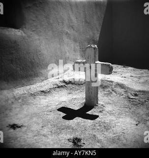 Schatten und überqueren Sie auf der Adobe Chapilla de San Jose de Garcia, in Las Trampas, New Mexico. Stockfoto