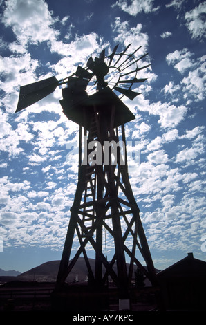 Herr 0383 steht eine alte Aermotor Windmühle in der Silhouette - ein Symbol der amerikanischen Pionier Expansion nach Westen, in Las Cruces, NM. Stockfoto