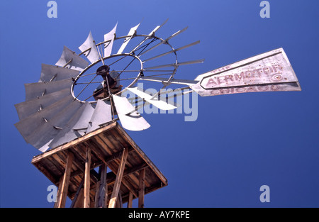 Herr 0383 steht eine alte Aermotor Windmühle in der Silhouette - ein Symbol der amerikanischen Pionier Expansion nach Westen, in Las Cruces, NM. Stockfoto