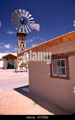 Herr 0383 steht eine alte Aermotor Windmühle groß - ein Symbol der amerikanischen Pionier Expansion nach Westen, in Las Cruces, New Mexico. Stockfoto