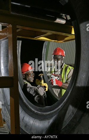 Reparatur von Gummi-Reifen von Caterpillar Haul Truck Bergbau Fahrzeug in Wartung Werkstatt zur Maximierung der Lebensdauer der Reifen, Ghana Stockfoto