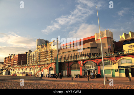 Brighton Seafront - der Blick auf das Brighton Centre und das Grand Hotel, East Sussex, England Stockfoto