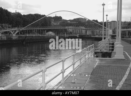 Panorama des Ayuntamiento Brücke über den Fluss Nervion Bilbao Bilbo Pais Vasco Baskenland Spanien España Iberia Europa Stockfoto