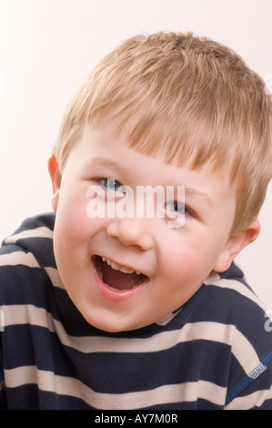 Studio-Porträt eines vier Jahre alten Jungen Stockfoto