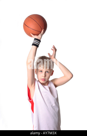 Ein 10 Jahre alter Junge Konzentration vor einem shooting einen basketball Stockfoto