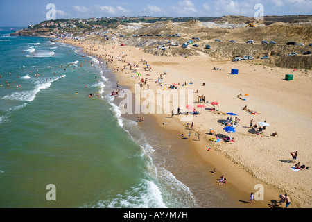 Menschen, die das Strandleben genießen und Schwimmen im Meer Antenne Gumusdere Schwarzmeer Küste von Istanbul Türkei Stockfoto