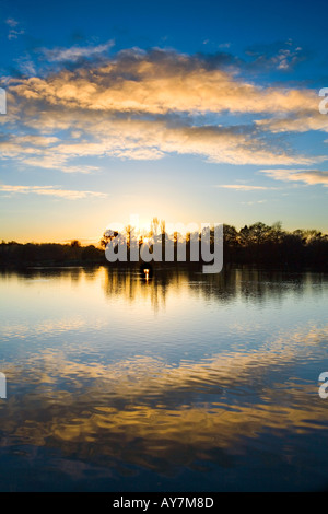 Sonnenuntergang über Coate Water Country Park Stockfoto