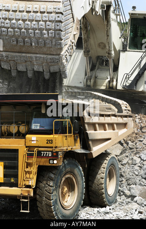 Nahaufnahme von Muldenkipper Erfülltsein mit Golderz Körper für den Transport von Tagebau Grube nach dem Strahlen, Brechanlage, Ghana Stockfoto