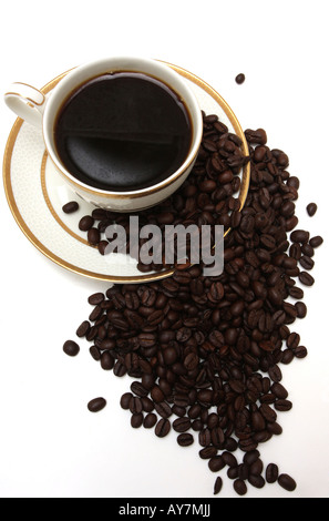 Eine Draufsicht-Aufnahme von eine Tasse Kaffee, die isoliert auf weiss Stockfoto