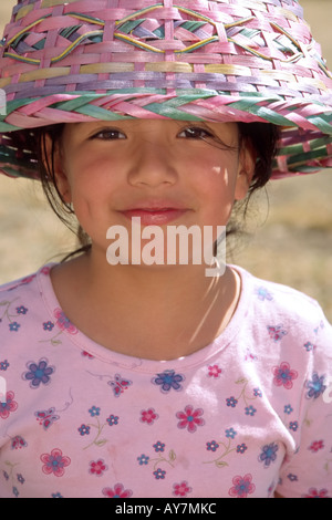 Herr 0474 Irasema Costello trägt ihr Osternest als eine Haube, bei der jährlichen Ostereiersuche in Ruidoso, New Mexico. Stockfoto