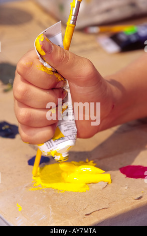 Nahaufnahme des Kindes Hand drückte ein Rohr von gelber Farbe, Fine Art Tage in Lincoln, New Mexico. Stockfoto