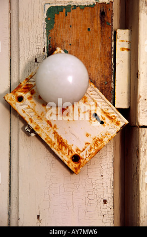Eine alte Keramik Türklinke ist ein interessantes Detail in Billy the Kid Wildwest Stadt Lincoln, New Mexico. Stockfoto