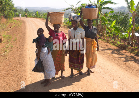 Malawische Frauen tragen Körbe auf dem Kopf Stockfoto