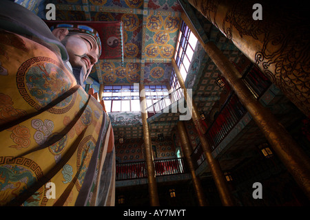 Eine 38 Meter hohe Idol von YuDi (Kaiser des Himmels) steht in den 'Ling Xiao Palast' Tai Wu See in Wuxi China Stockfoto