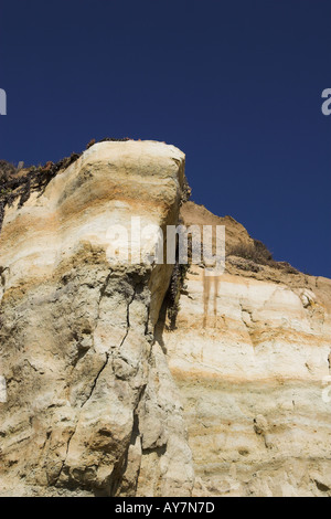 Vertikales Bild der Felsformation und dunkelblauen Himmel Stockfoto